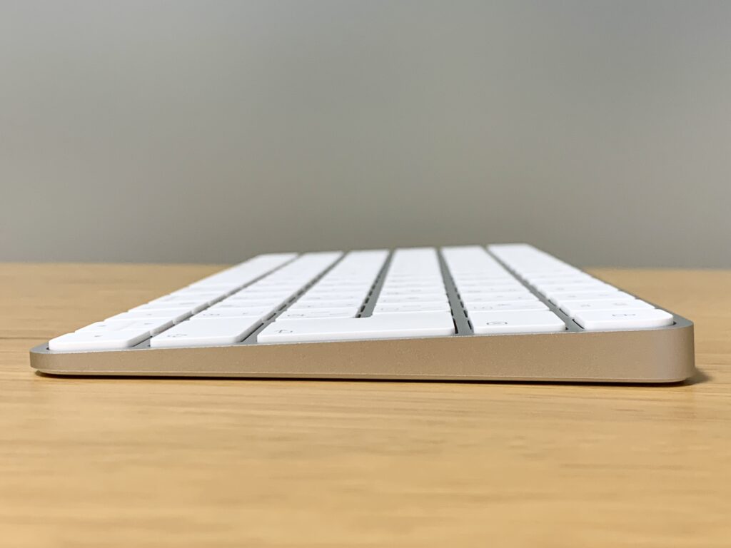 薄型軽量のMagic Keyboard側面