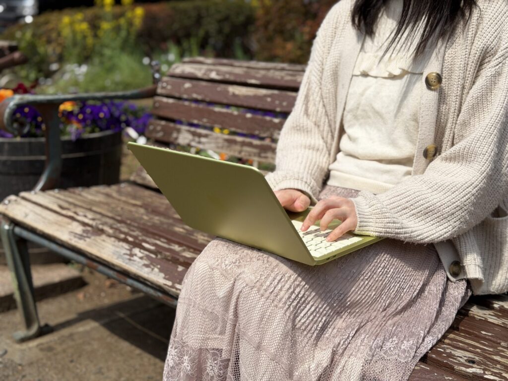 MacBook Neo 女性使用シーン