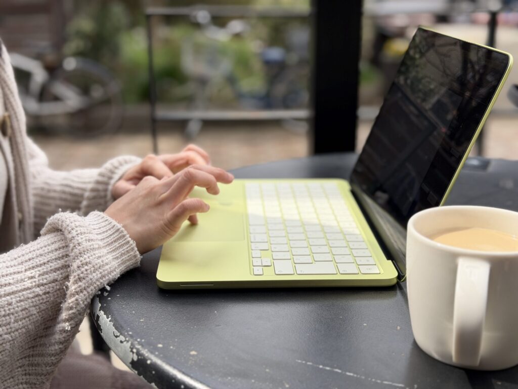 MacBook Neo カフェ使用