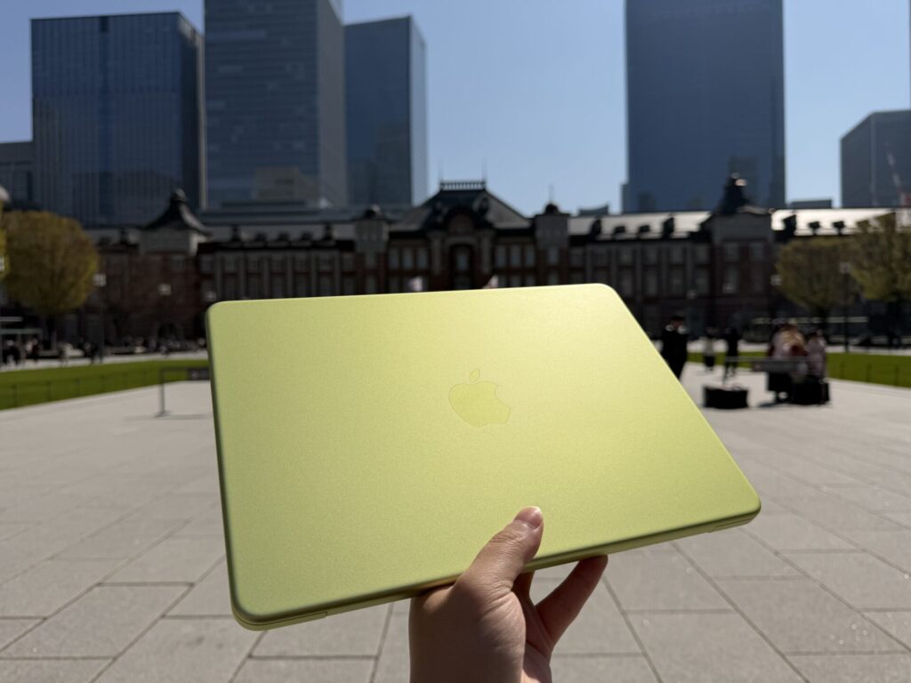 MacBook Neo手持ち