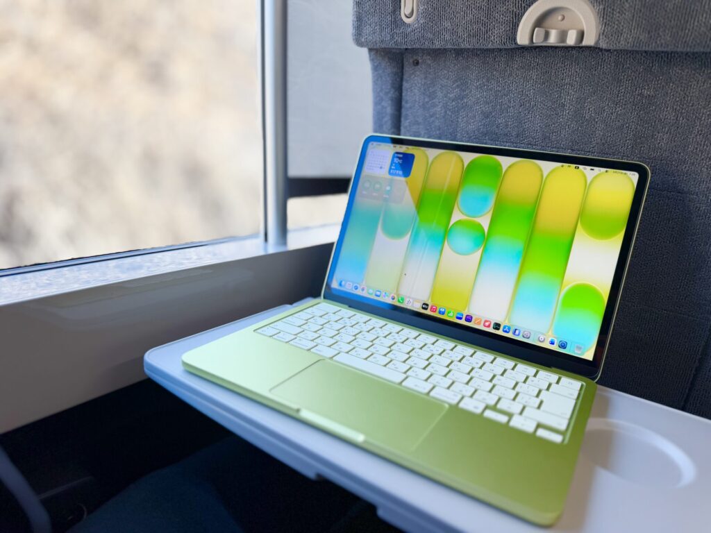 MacBook Neo 電車