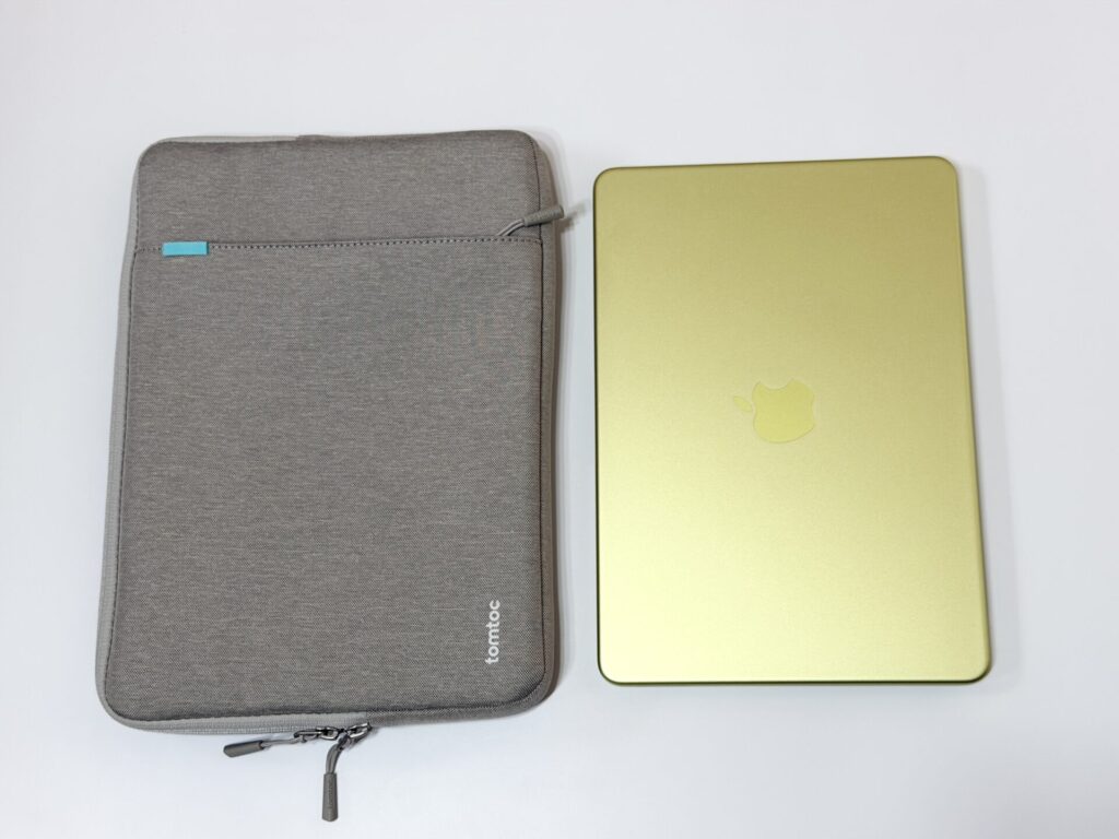 MacBook Neoとケース