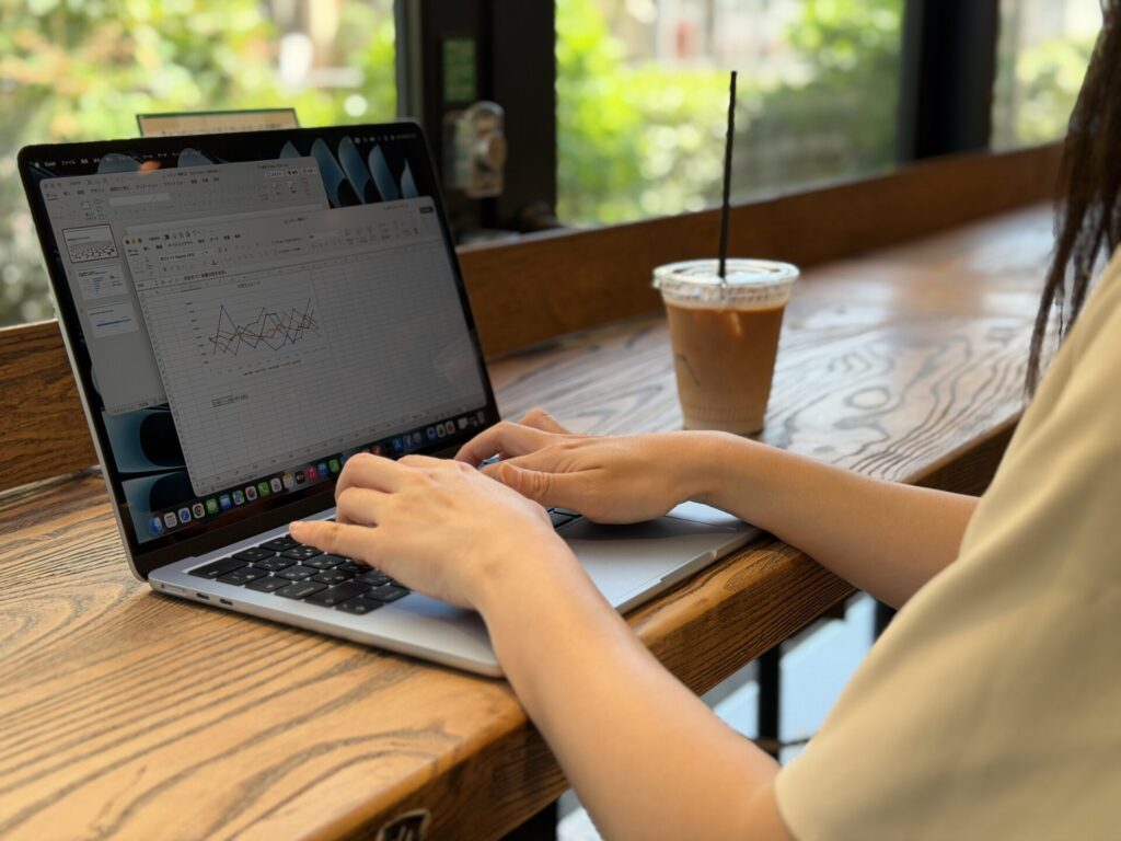 MacBook Air カフェで作業風景