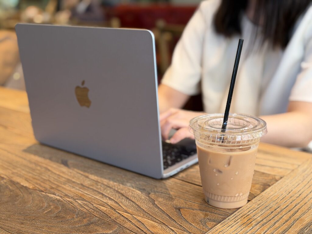 M5 MacBook Air カフェ使用