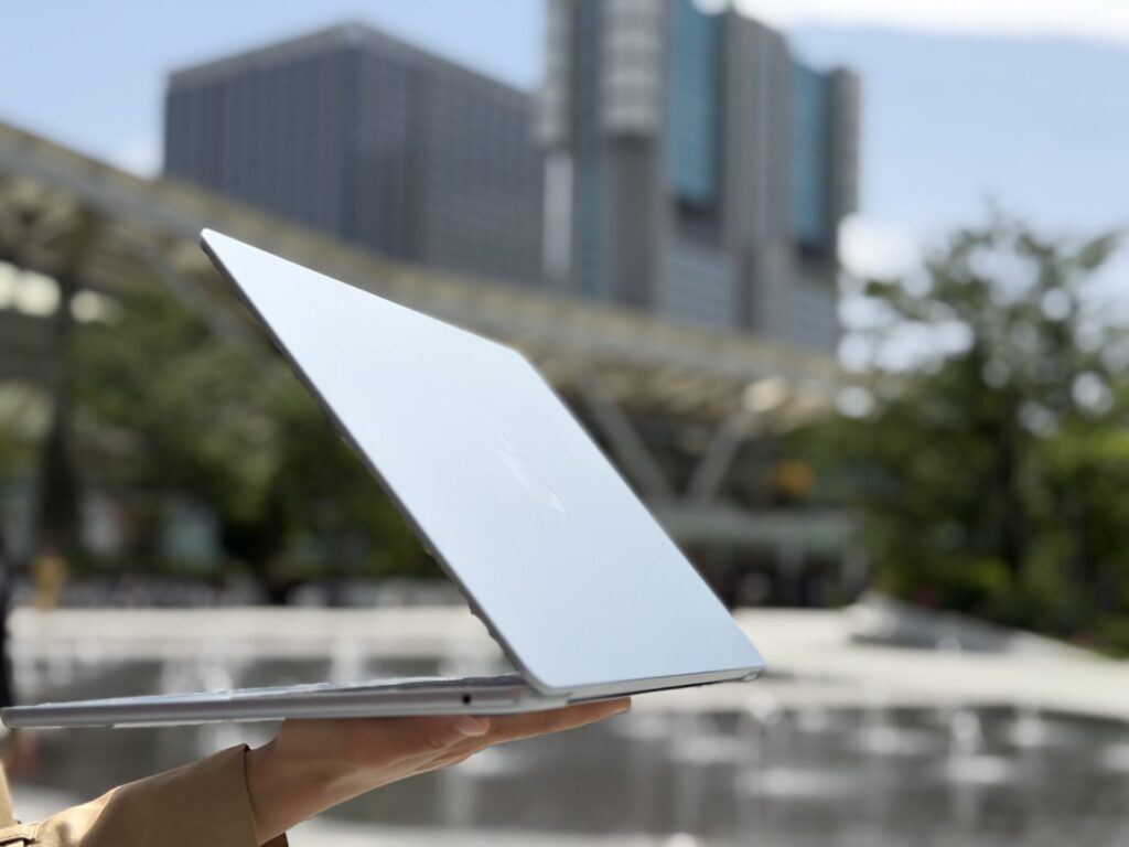 MacBook Air 手の上 軽量サイズ