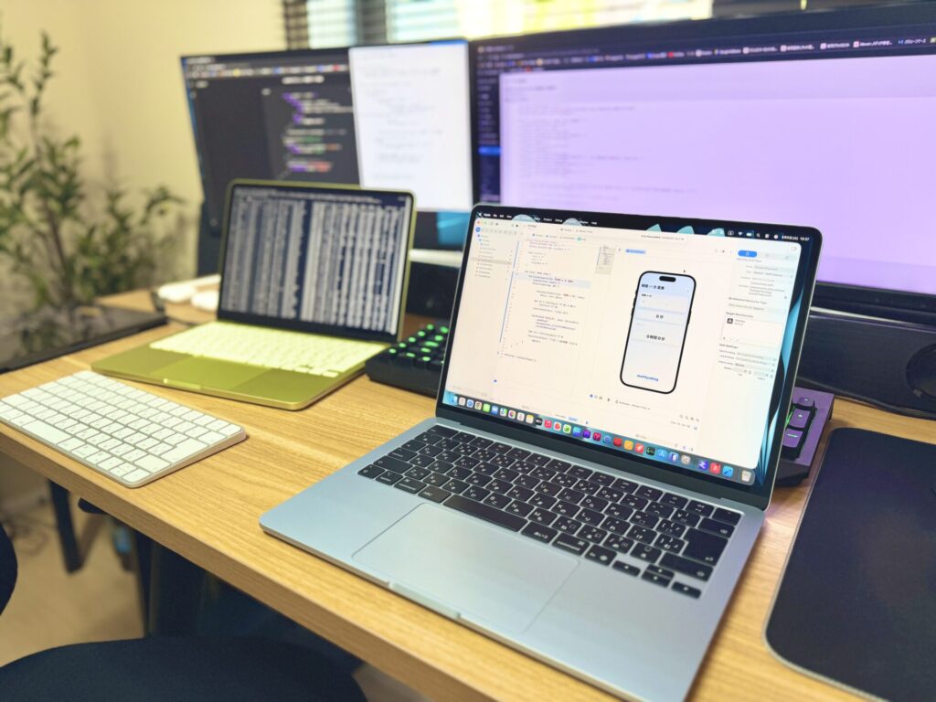M5 MacBook Air デスク周り
