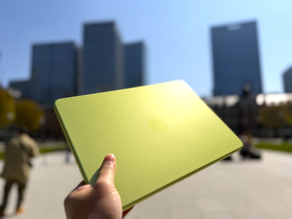 MacBook Neo 手持ちサイズ感