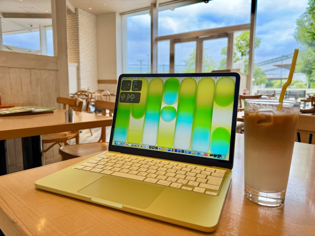 MacBook Neo カフェで作業