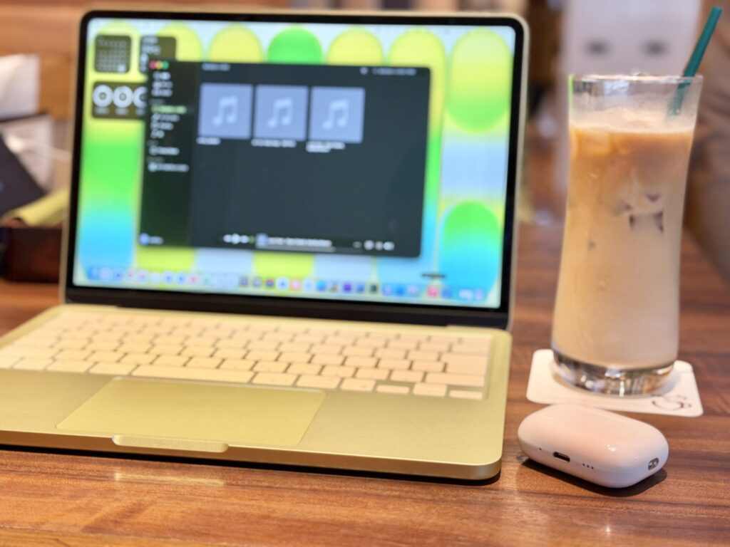 MacBook Neo AirPods Pro 3