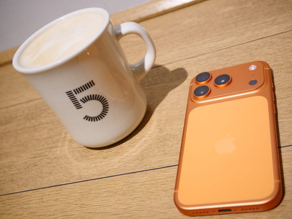 カフェとiPhone 17 Pro