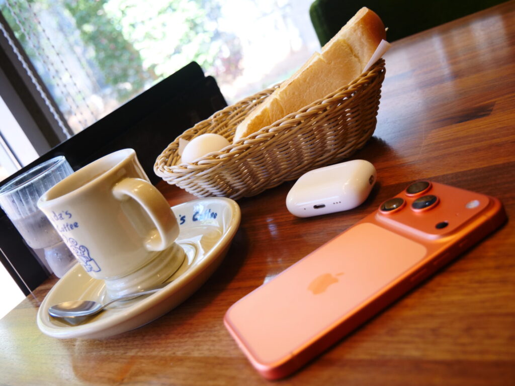 カフェでiPhone 17 ProとAirPods Pro 3